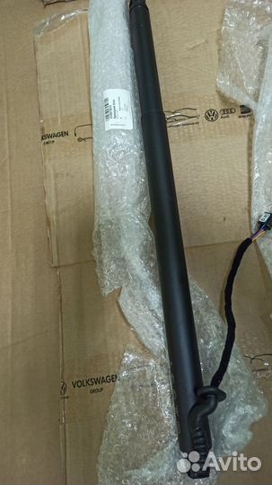 Амортизатор двери багажника Skoda Karoq