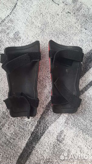 Щитки футбольные