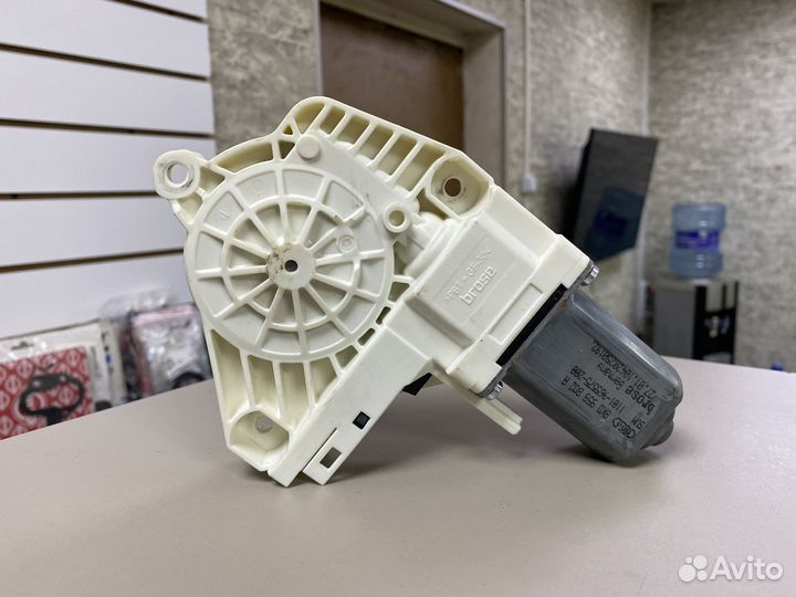 Моторчик стеклоподъемника правый Ауди А4 Б8