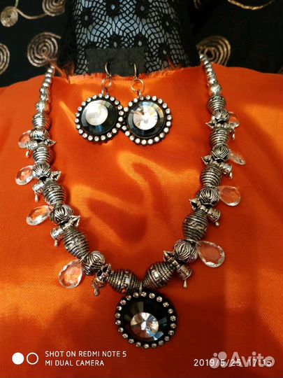 Авторский комплект стразы : колье, серьги и брасле
