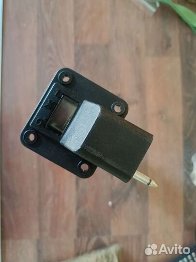 Коннектор для топливного бака с индикатором