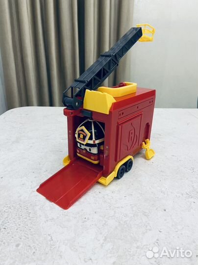 Трансформер Robocar Poli Рой с гаражом пожарного