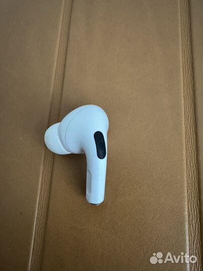 Левый наушник AirPods Pro