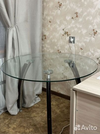 Стол стеклянный
