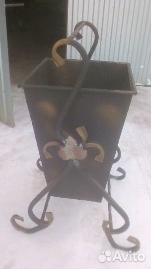 Урна с элементами ковки