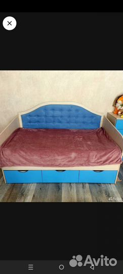 Детская кровать и шкаф