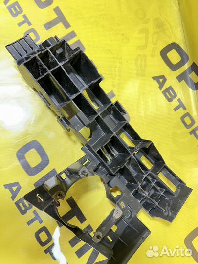 Кронштейн переднего бампера правый Renault Megane2