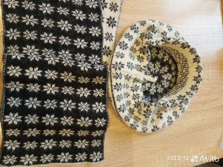 Женский берет с шарфом,второй в подарок