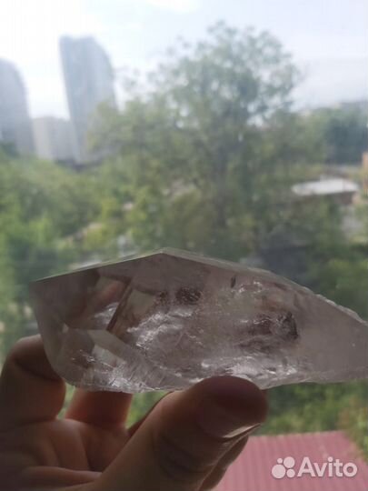 Крупный кристалл горного хрусталя