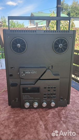 Магнитофоны, телевизор времён СССР