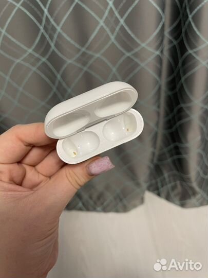 Футляр беспроводной гарнитуры Apple AirPods Pro