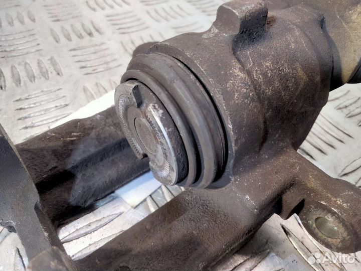 Задний левый суппорт Nissan Primera P11