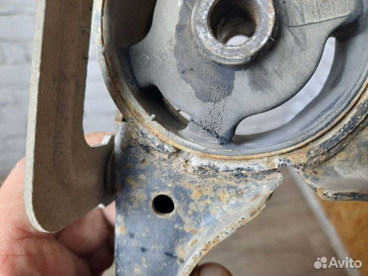 Опора двигателя задняя Carina E