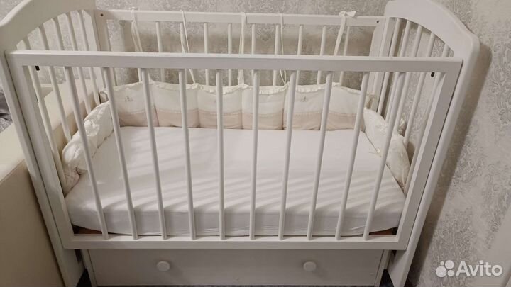 Детская кроватка с продольным маятником