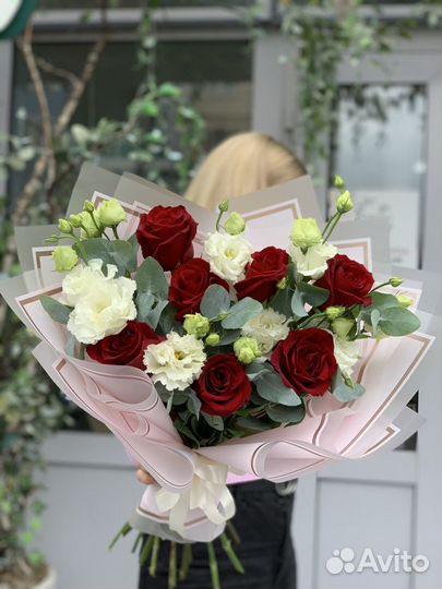 Букет из роз и эустомы