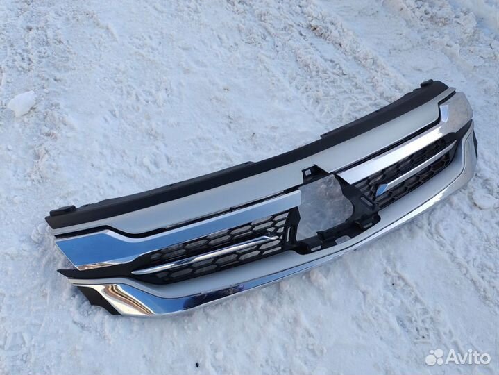 Решётка радиатора Mitsubishi Pajero Sport 3