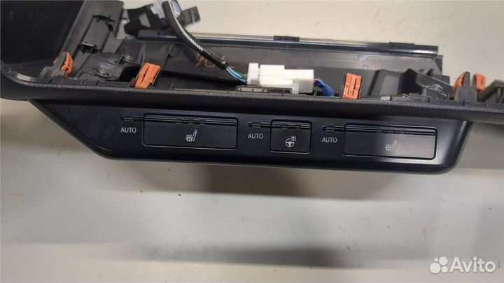 Кнопка обогрева сидений Lexus UX, 2021