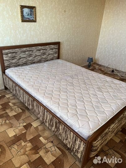 Кровать и тумба