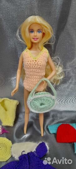 Лот вязаной кукольной одежды плюс кукла