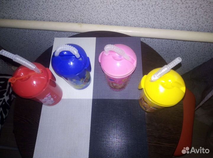 Набор пластиковых стаканов с трубочками