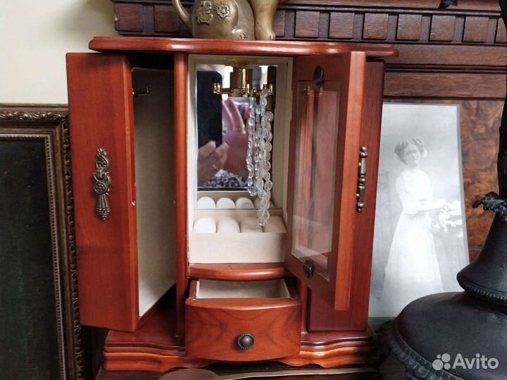 Шкатулка-шкафчик для ювелирных украшений