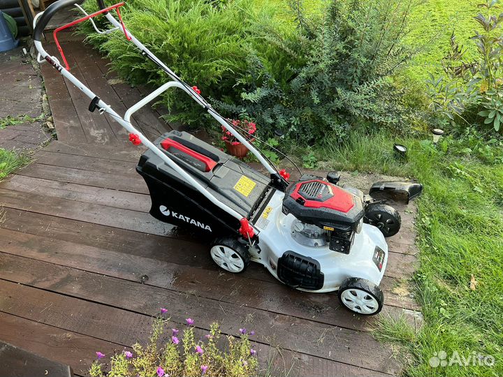 Газонокосилка бензиновая