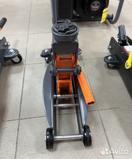 Подкатной домкрат Ombra 2.5 т. с фиксатором в кейс