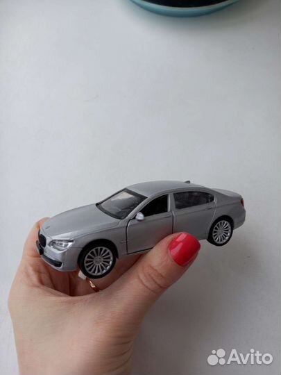 Металлическая машина BMW 760Li
