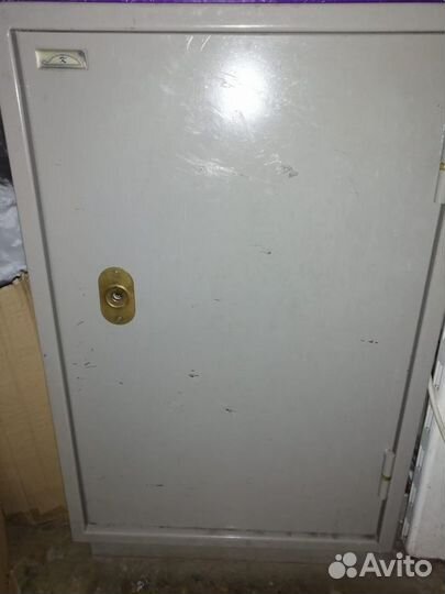 Сейфового типа шкаф металлический б/у