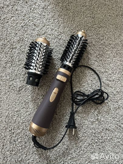 Фен с вращающейся щеткой