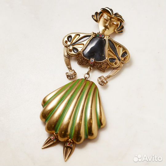 Брошь Фигурка девушки винтаж