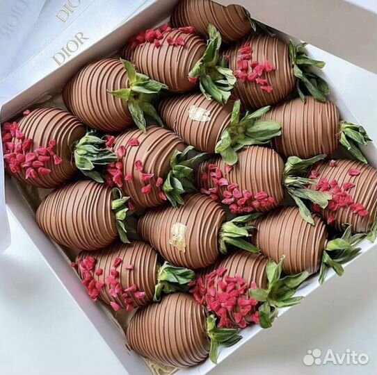 Клубника и финики в шоколаде