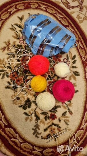 Нитки и спицы-набор для вязания