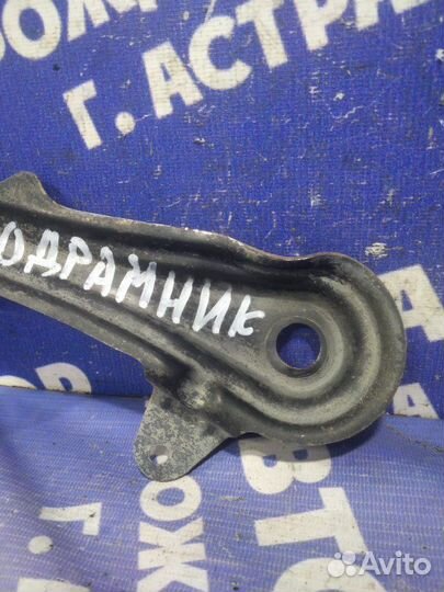 Правый кронштейн переднего подрамника Toyota Verso