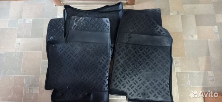 Автомобильные коврики резиновые бу
