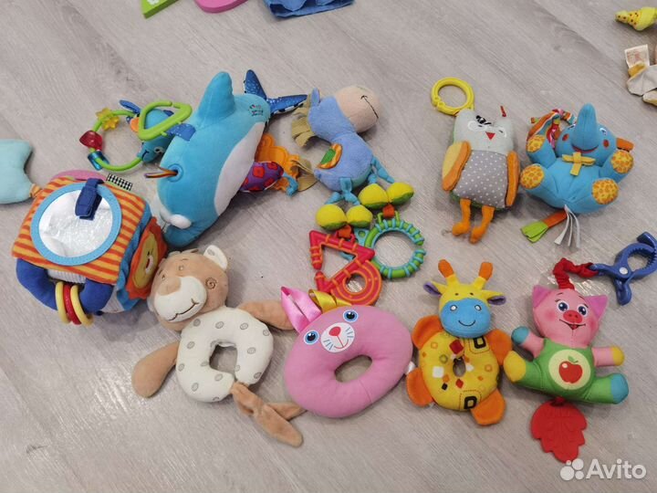 Фирменные развивающие игрушки подвески пакетом