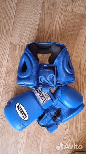 Боксерские перчатки и шлем