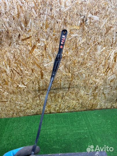 Поводок стеклоочистителя правый Renault Logan 2