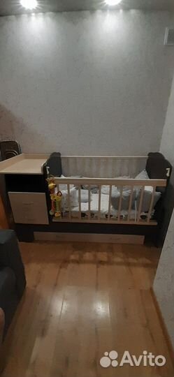 Детская кроватка с маятником