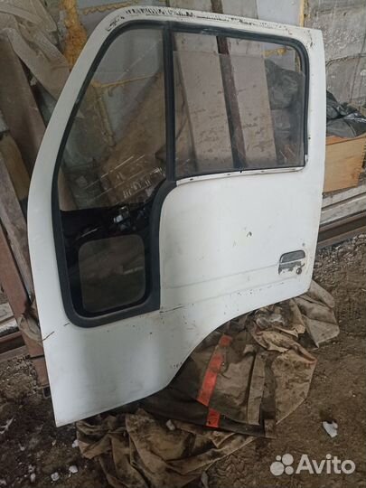 Дверь Ниссан атлас 200