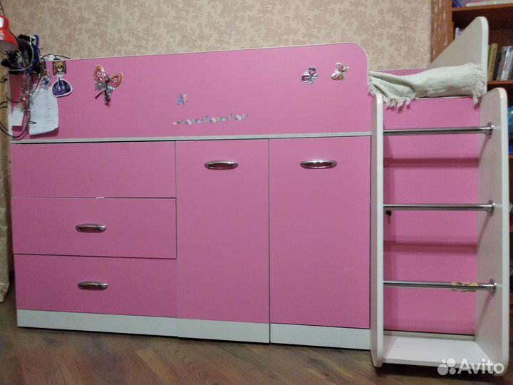 Кровать чердак со столом и шкафом+кроватка