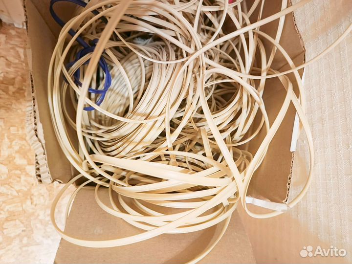 Кашпо (4 штуки) и остатки ротанга (1,5-2 кг)