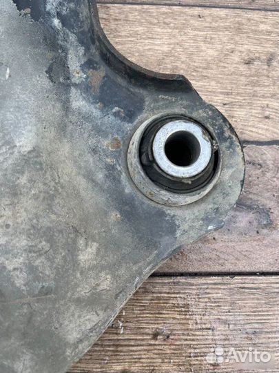 Рычаг передний левый Renault Laguna 1.6