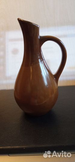 Вазы разные, давнишние и относительно современные