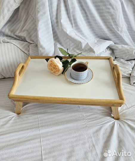 Деревянный поднос на ножках