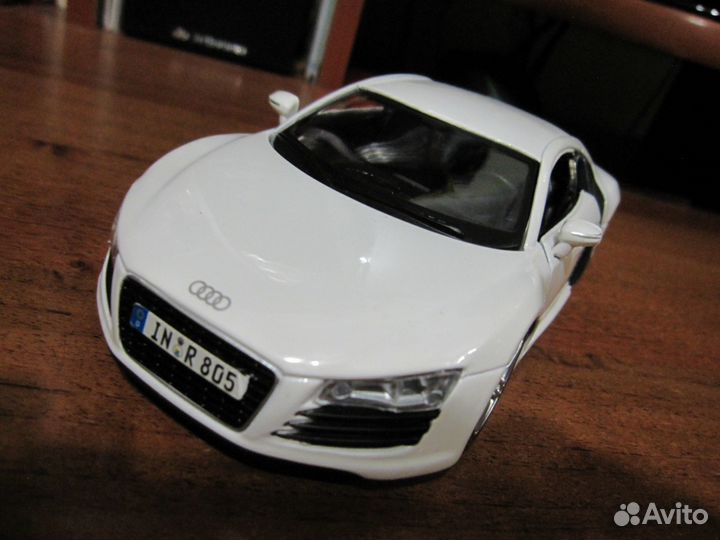 Коллекционная модель audi R8 1/24