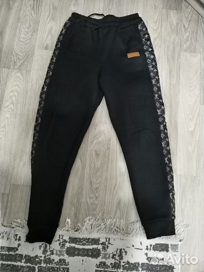 Спортивный костюм женский, на доставке