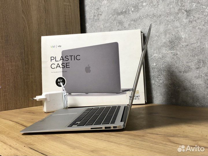 Ноутбук Apple MacBook Air 13 почти как новый
