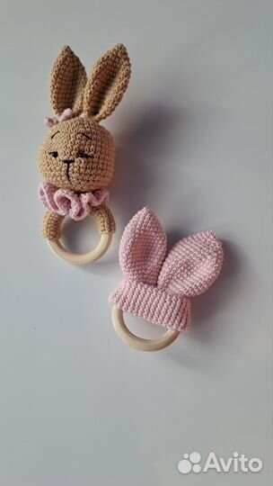 Вязаные игрушка-погремушка и ушки-шуршалки