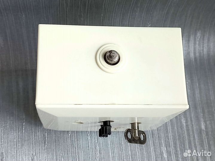 Часы будильник механические СССР Севани Янтарь